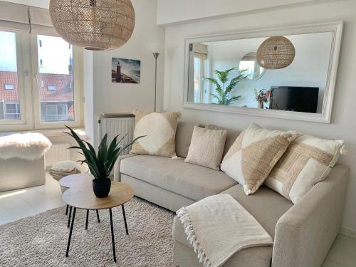 Χώρος καθιστικού στο Ruim, open uitzicht, lichtrijk appartement met directe toegang tot het STRAND !