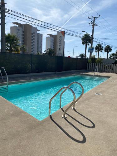 Bazén v ubytování Departamento Vista Herradura Coquimbo nebo v jeho okolí