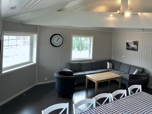 Bryggja的住宿－Fjordly Ungdomssenter，客厅配有沙发和桌子