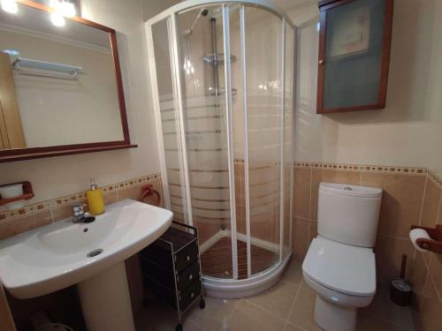 uma casa de banho com um chuveiro, um WC e um lavatório. em Barreiros Viladaide em Barreiros