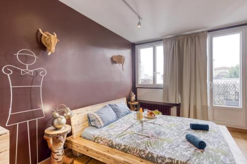En eller flere senger på et rom på Le safari • RER B • Paris • Maison des examens