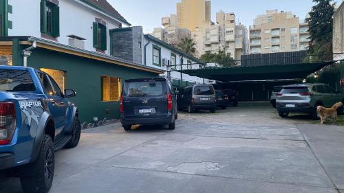 een groep auto's geparkeerd op een parkeerplaats bij Hotel Boutique Calash in Mar del Plata