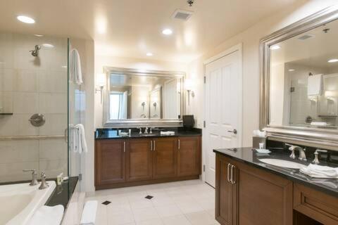 une salle de bain avec une baignoire, un lavabo et une douche dans l'établissement MGM Signature, à Las Vegas