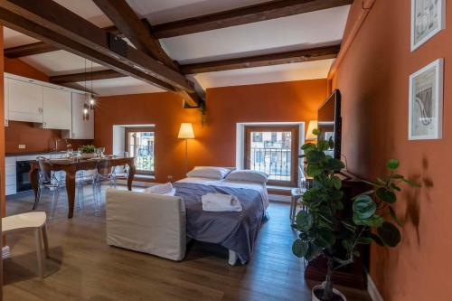 uma sala de estar com uma cama e uma cozinha em (Sferisterio) Casa Carmen con idromassaggio em Macerata