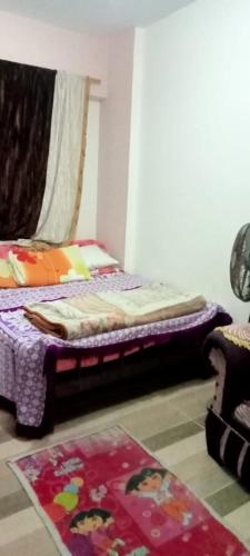 een slaapkamer met 2 aparte bedden en een tapijt bij العجمي البيطاش بيانكى in Alexandrië