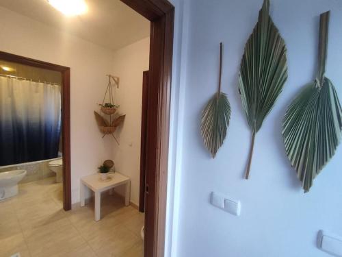 een kamer met een badkamer met een toilet en een raam bij Casa Gara in Yaiza