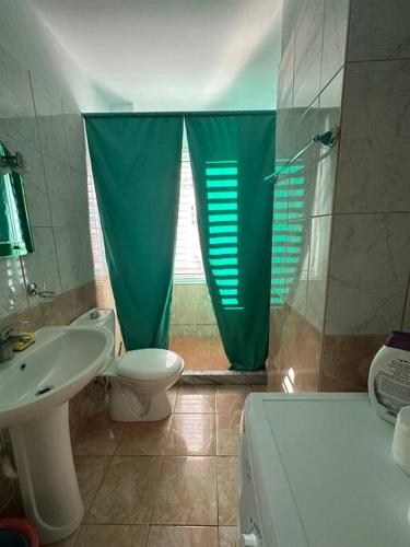 e bagno con servizi igienici, doccia e lavandino. di SleepIN Shkoder II a Shkodër