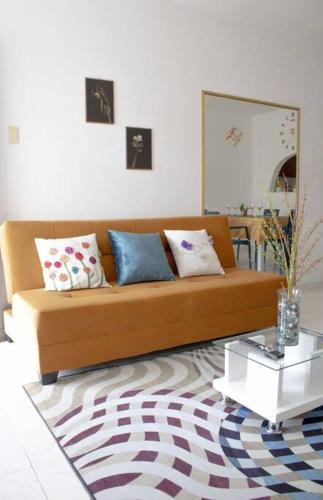 a living room with a couch and a table at Apartamento con buena ubicación PARA FAMILIA Grande in Cali
