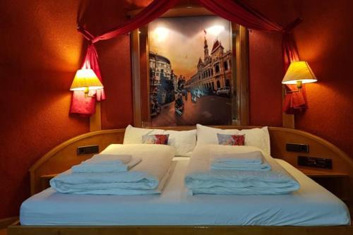 een slaapkamer met een bed met 2 witte kussens bij Hotel Hanoi in Wolfach