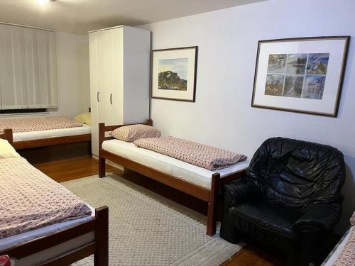ein Zimmer mit 2 Betten und einem Stuhl darin in der Unterkunft Villa Hacienda - Holiday Home in Bihać