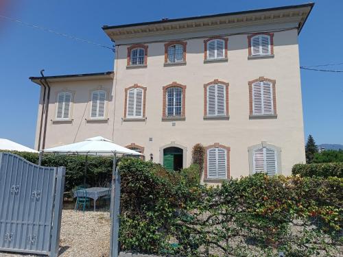 ein großes Haus mit einem Tor davor in der Unterkunft Casa Garibaldi in Lucca