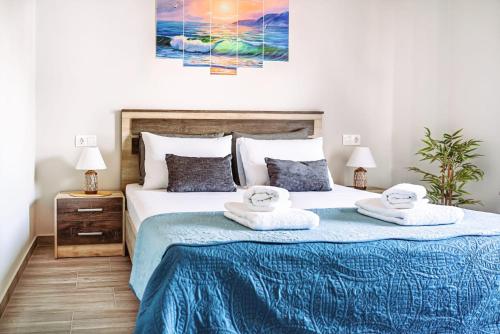 um quarto com uma cama com toalhas em Holiday House Heraklion Deluxe em Iráclio