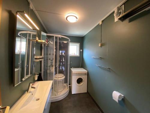 Vanvik的住宿－Feriested i Vanvik，一间带水槽和洗衣机的浴室