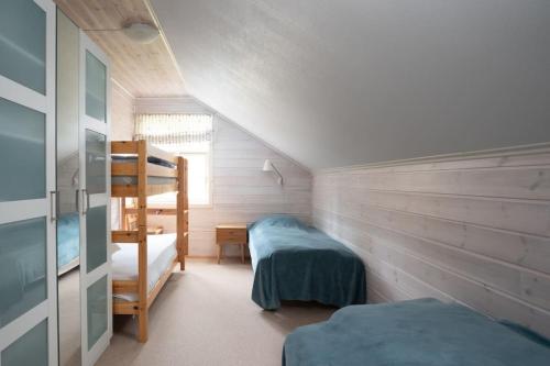 1 dormitorio con 2 camas y 1 litera en Feriested i Vanvik, en Vanvik