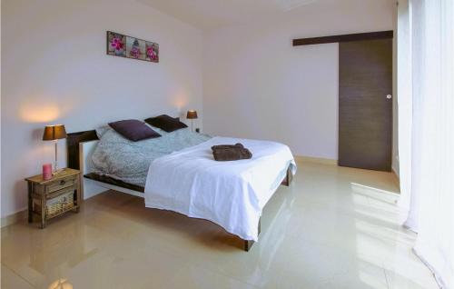 Habitación blanca con cama y mesita de noche en Awesome Home In Bagnols Sur Cze With Kitchen, en Bagnols-sur-Cèze