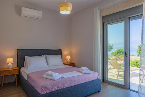 een slaapkamer met een bed en een glazen schuifdeur bij Aerino in Chania