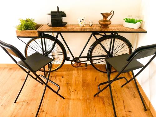 un tavolo con una bicicletta con due sedie di STRAPALU' a Fondi