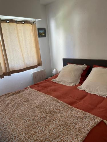 une chambre avec deux lits et une fenêtre dans l'établissement T2 Cosy proche de la mer, à Cassis