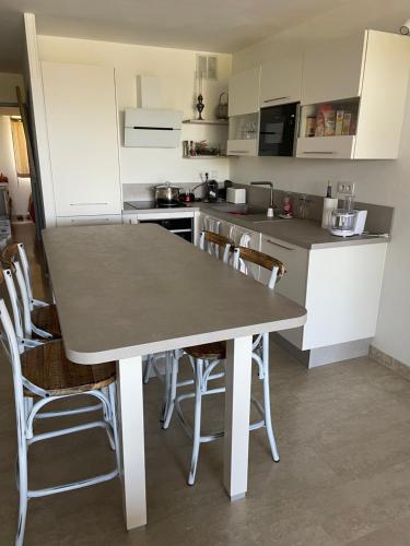 une cuisine avec une table et des chaises dans l'établissement T2 Cosy proche de la mer, à Cassis