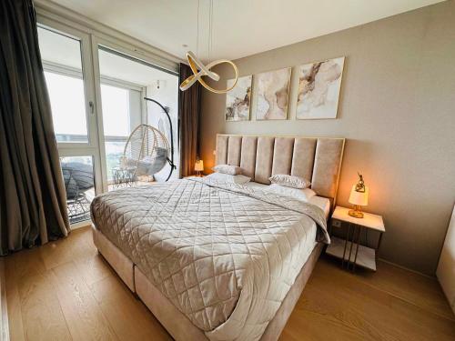 a bedroom with a large bed and a ceiling fan at high-end apartment close to metro and uno-city with e-parking in Vienna