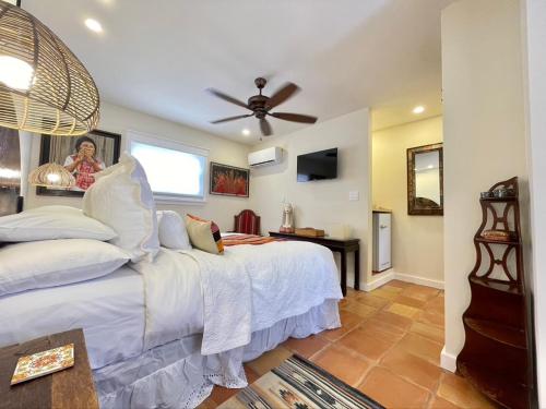 1 dormitorio con 1 cama y ventilador de techo en Casa Culinaria - The Gourmet Inn en Santa Fe