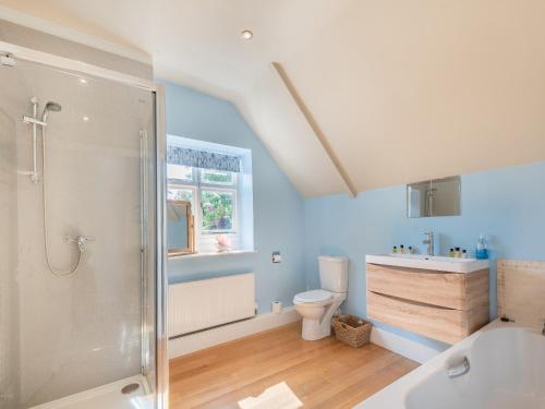 een badkamer met een douche, een toilet en een wastafel bij The Glebe in Heckington