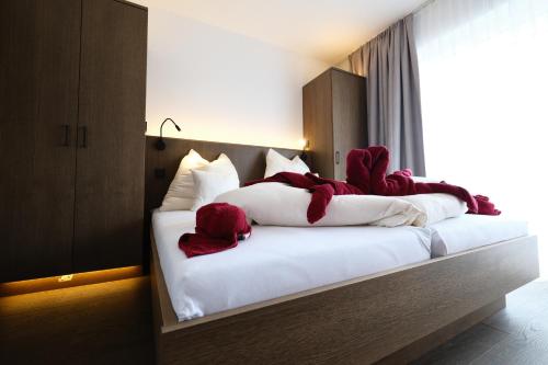 Postel nebo postele na pokoji v ubytování SeeHotel & SeeApartments Kärntnerhof- direkt am See!
