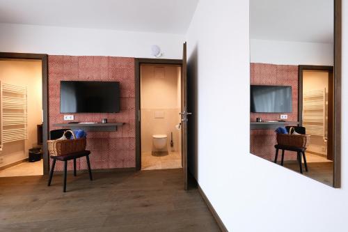 TV a/nebo společenská místnost v ubytování SeeHotel & SeeApartments Kärntnerhof- direkt am See!