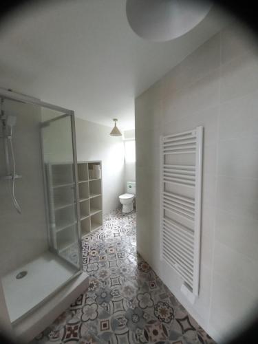een badkamer met een glazen douche en een toilet bij Happiness in Dax