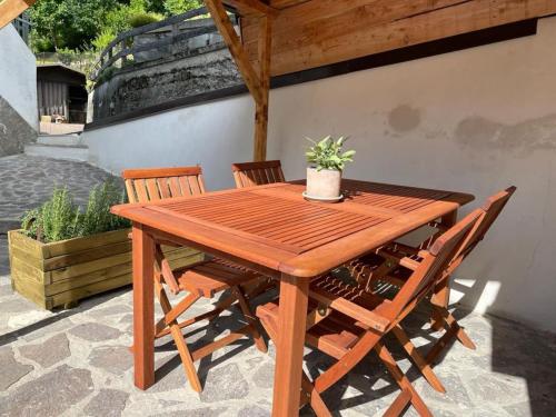una mesa de madera y sillas en un patio en IL CIRMOLO, 