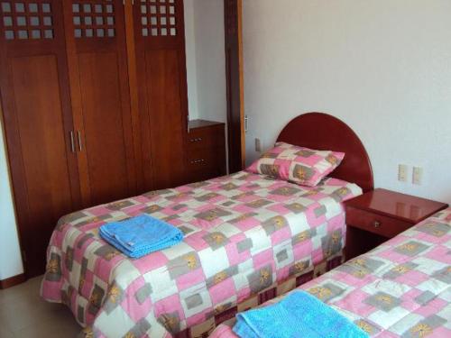 a bedroom with two twin beds next to each other at VILLAS RIBERA DEL PACIFICO in Ixtapa