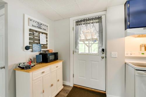 Η κουζίνα ή μικρή κουζίνα στο Chic and Central Apartment about 6 Mi to Sebec Lake!
