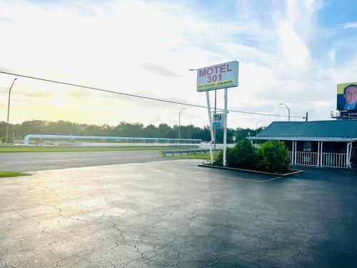 a motel sign in front of a parking lot at Motel 301 in Tampa