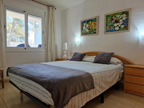 a bedroom with a large bed and a window at Apartamento JMAP in Salou