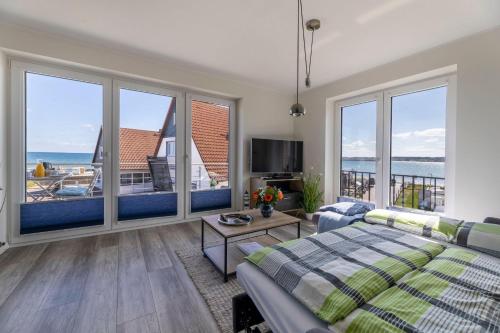 - une chambre avec un lit et une vue sur l'océan dans l'établissement Meeresblick "Emmas Kajüte" Haus 3, WE 36, à Hohwacht