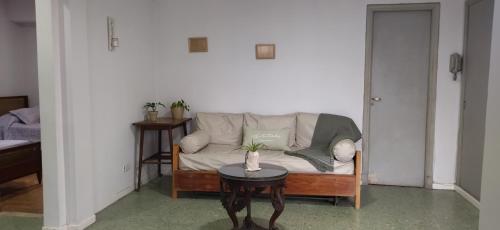 sala de estar con sofá y mesa en Dpto. Luro 2 cuadras de la playa en Mar del Plata