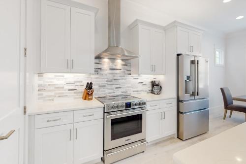 Η κουζίνα ή μικρή κουζίνα στο Villa Lago 1969 Baytowne Loop