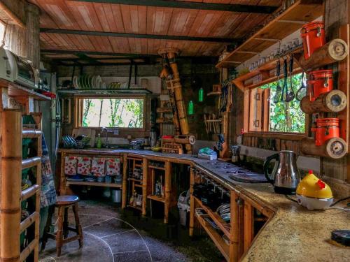 a kitchen with a counter top in a room at Kasaguadua - RESERVA NATURAL in Salento