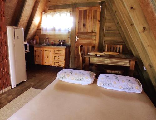 una camera con cucina completa di frigorifero e tavolo di Cabana Alpina a Imaruí