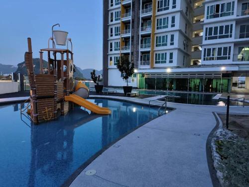D' Festivo Condominium Residences في ايبوه: مسبح بزحليقة في مبنى