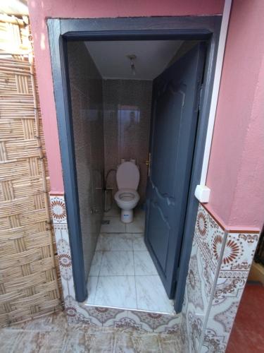 Bilik mandi di Kesh apartment