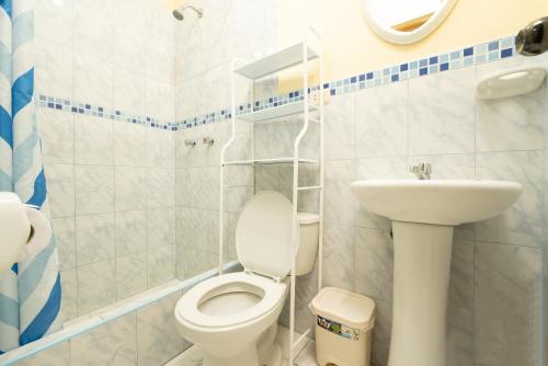 a bathroom with a toilet and a sink at Hospedaje Mary in Paracas