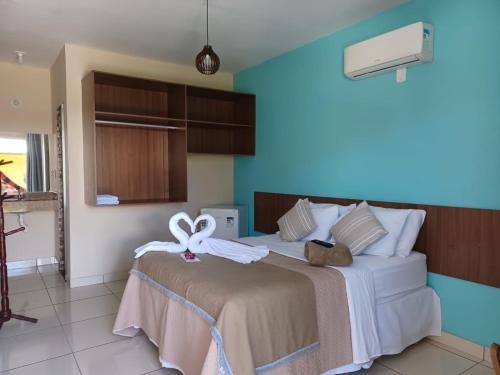 - une chambre avec un lit et une serviette dans l'établissement Pousada X, à Saquarema
