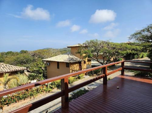 布希奧斯的住宿－Maison Bardot 3 - Casa em condomínio para 6 na Praia do Forno, Búzios，从房子的甲板上欣赏美景