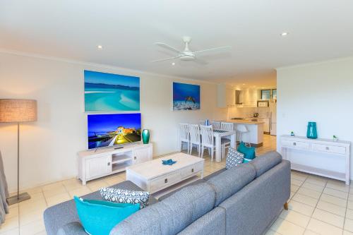 TV a/nebo společenská místnost v ubytování Poinciana Lodges - Ocean Views