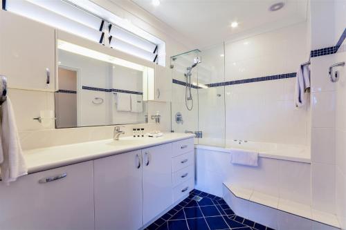 A bathroom at Poinciana Lodges - Ocean Views