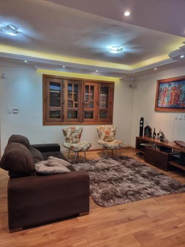 Ruang duduk di Dara House e eventos com piscina aquecida, sauna, Jacuzzi e área gourmet para festas de até 200 pessoas