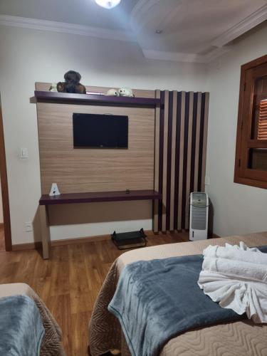Katil atau katil-katil dalam bilik di Dara House e eventos com piscina aquecida, sauna, Jacuzzi e área gourmet para festas de até 200 pessoas