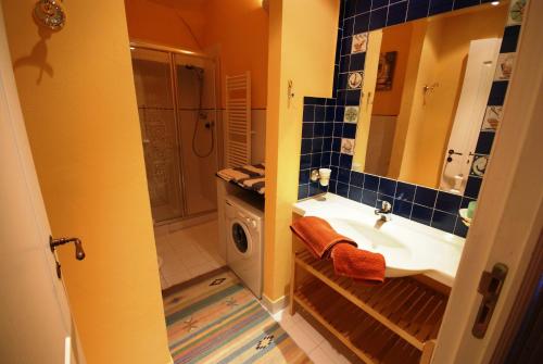 ein Badezimmer mit einem Waschbecken und einer Waschmaschine in der Unterkunft Da Tiziana in Imperia