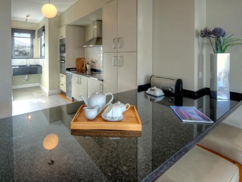 Kuchyň nebo kuchyňský kout v ubytování Number 15 Ocean & City View Villas